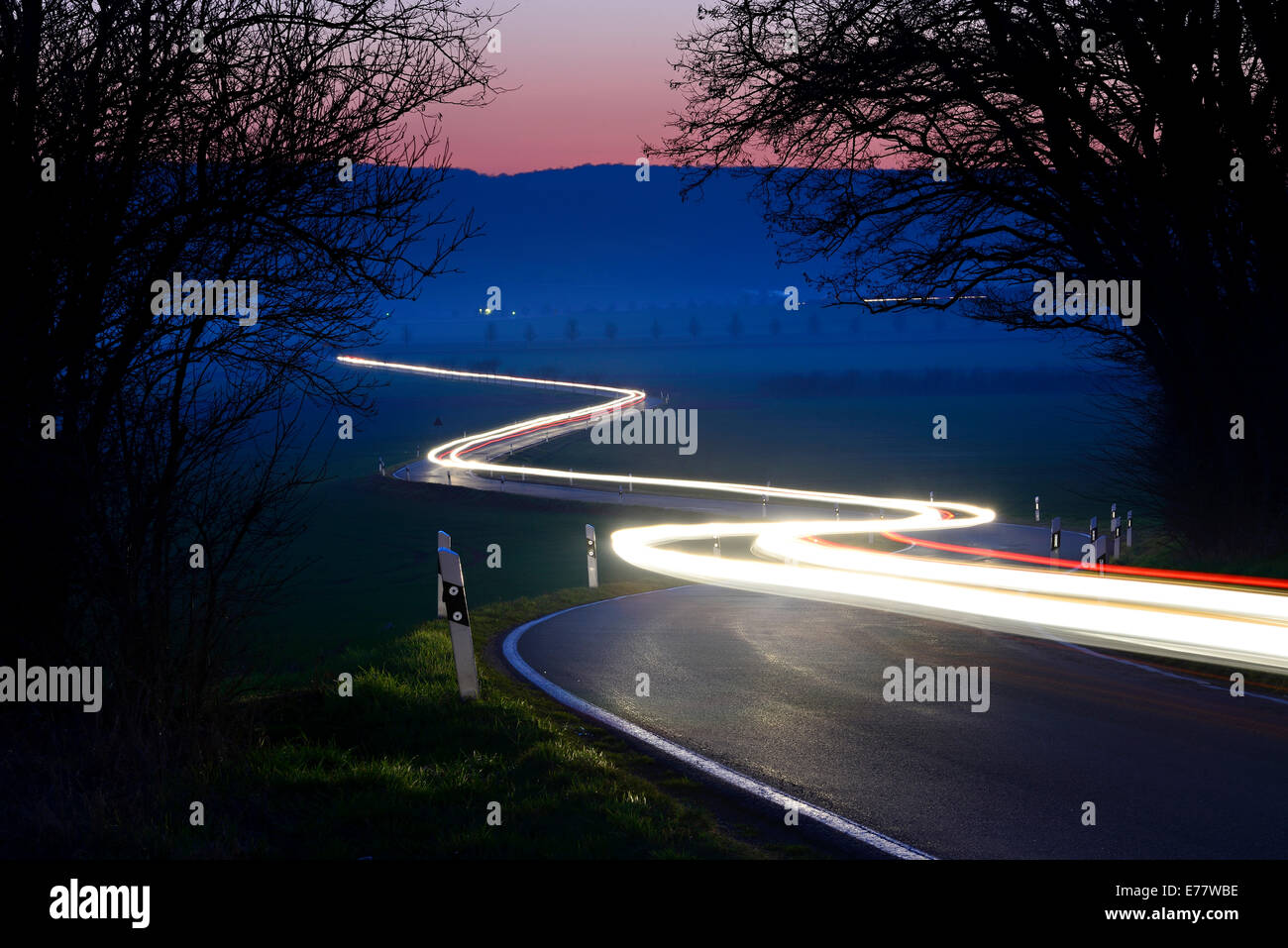 Leichte Wanderwege auf einer kurvenreichen Landstraße, Nachtaufnahme, Langzeitbelichtung, Sachsen-Anhalt, Deutschland Stockfoto