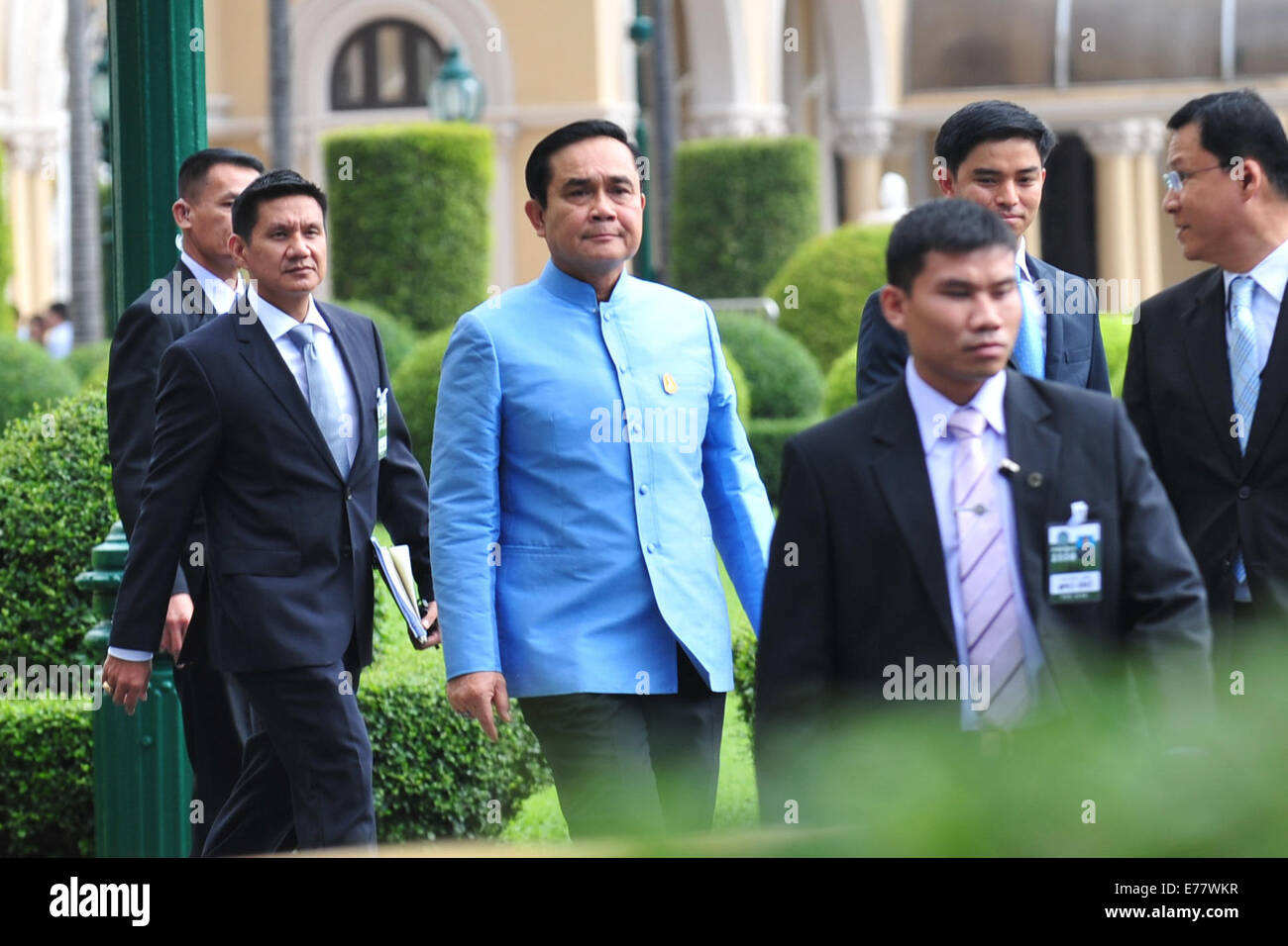 Bangkok, Thailand. 9. September 2014. Thai Militär-Junta-Chef und neu ernannten Premierminister General Prayuth Chan-Ocha (3. L) kommt für seine ersten Kabinettssitzung am Government House in Bangkok, Thailand, am 9. September 2014. © Rachen Sageamsak/Xinhua/Alamy Live-Nachrichten Stockfoto