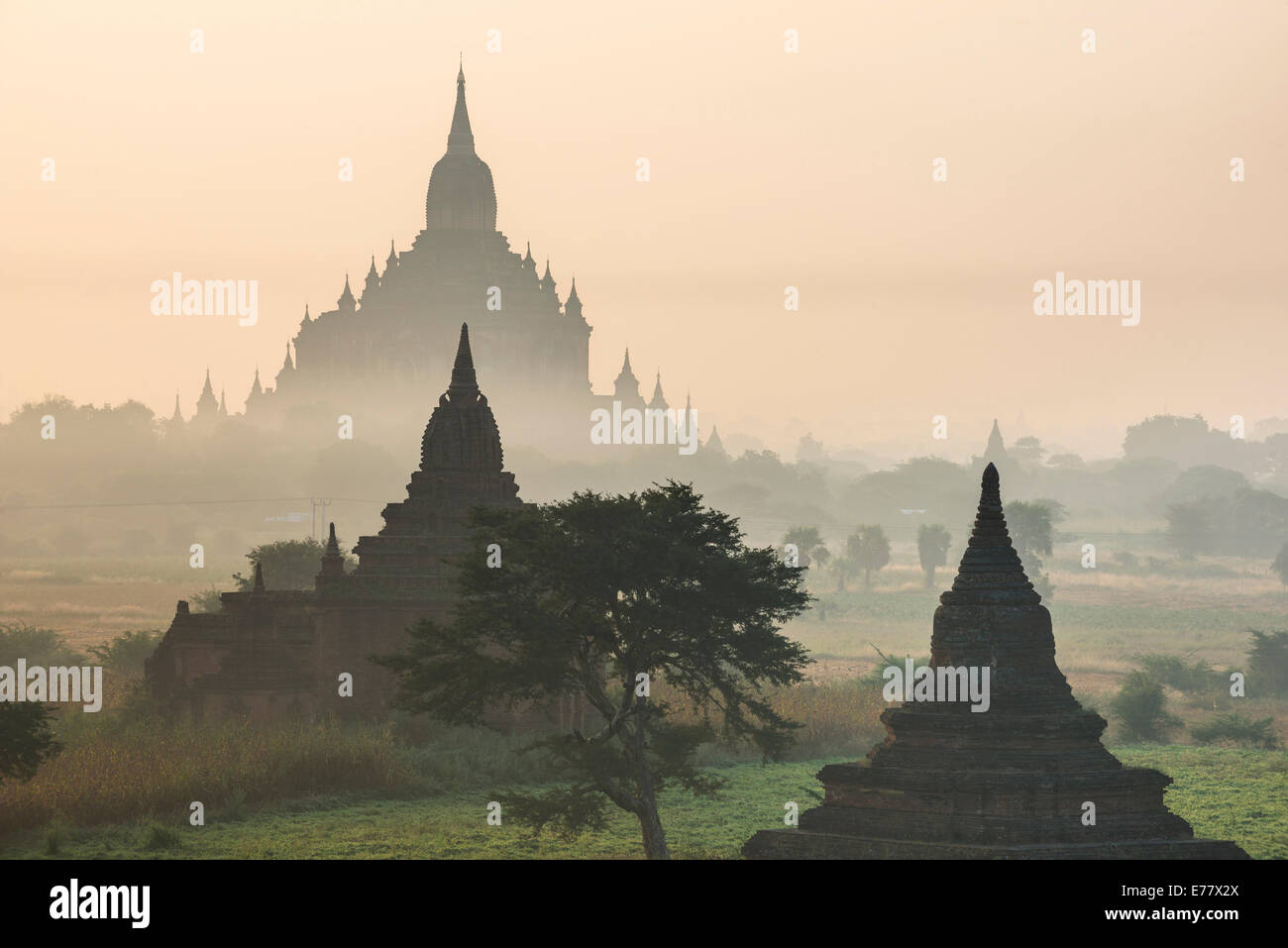 Sulamani Tempel im Morgennebel, Stupas und Pagoden in der Tempelanlage von der Hochebene von Bagan, Mandalay-Division Stockfoto