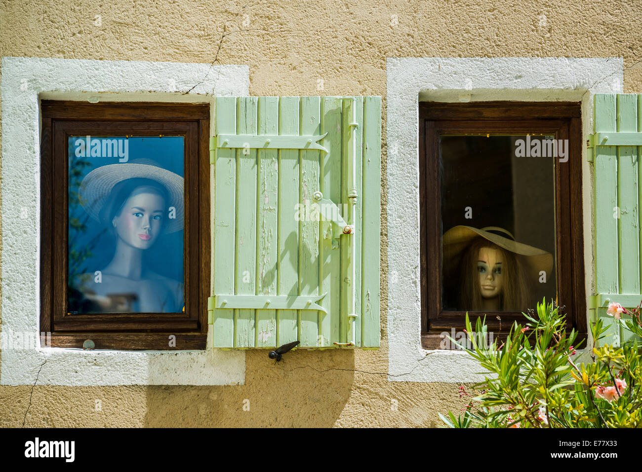 Fenster mit Schaufensterpuppen, Vaison-la-Romaine, Vaucluse, Provence-Alpes-Côte d ' &#39; Azur, Frankreich Stockfoto