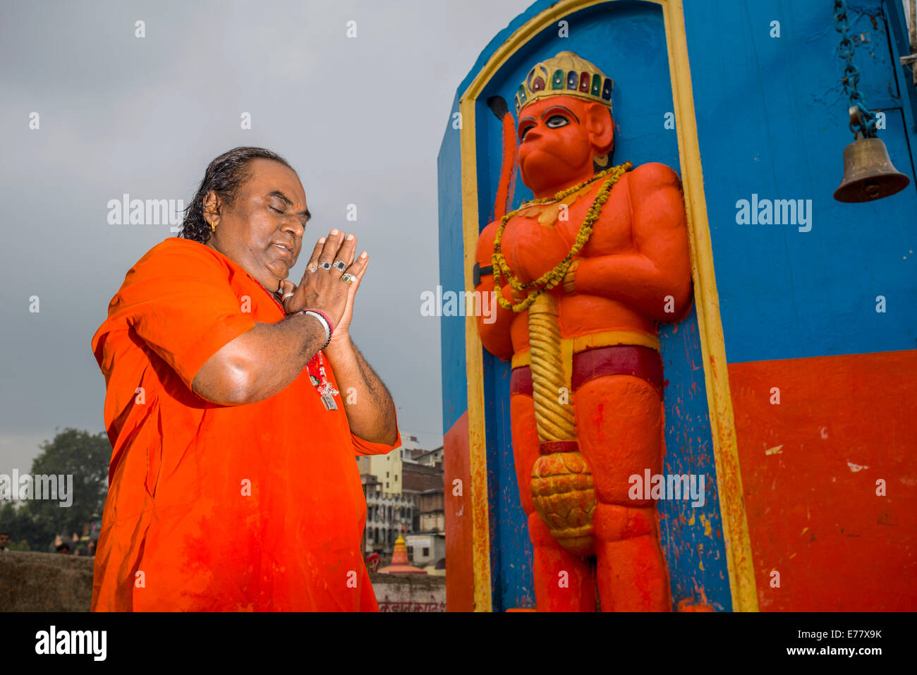 Ein Anhänger ist beten vor einem Hanuman Statue, Nasik, Maharashtra, Indien Stockfoto