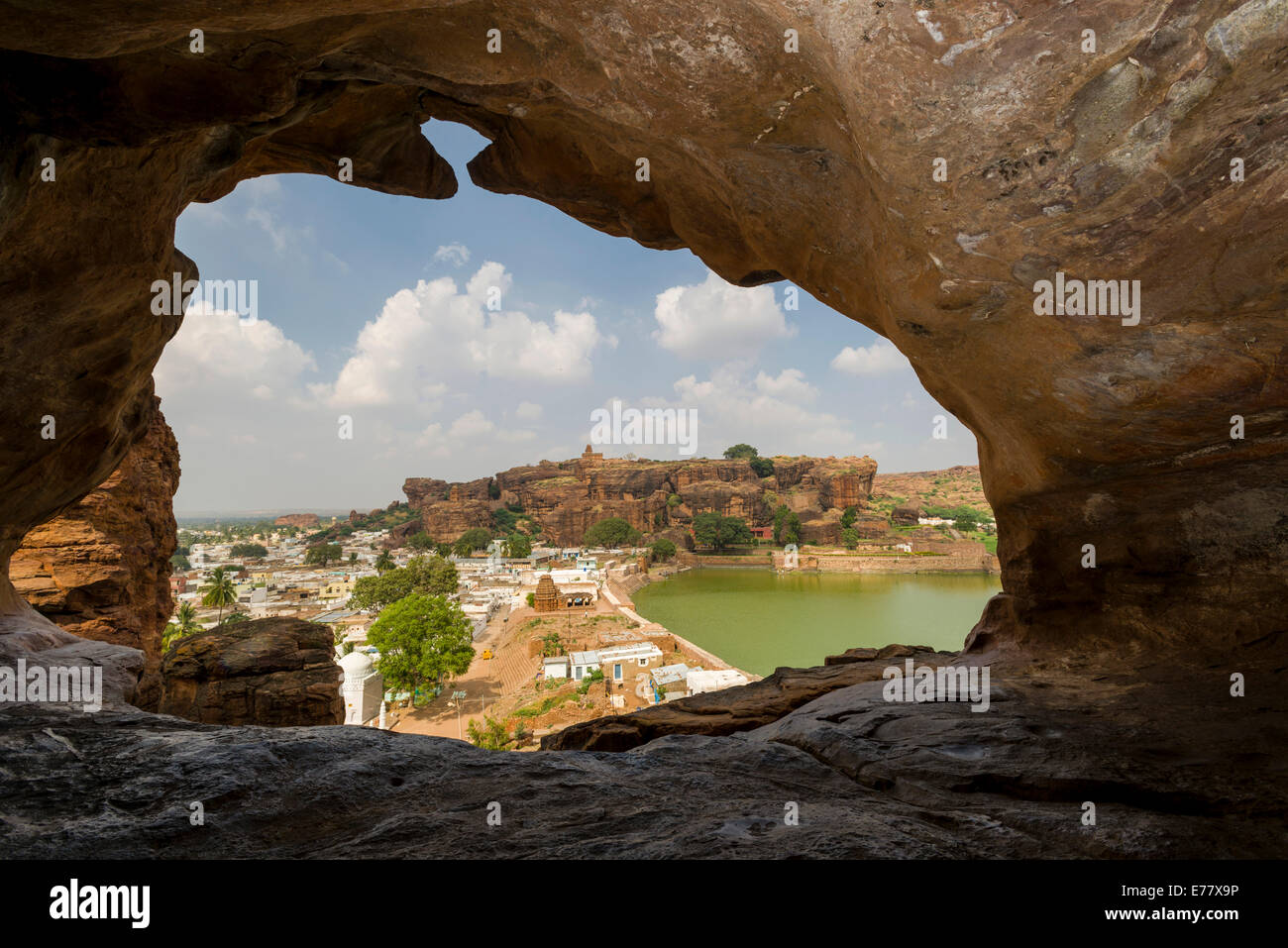 Blick von Badami Höhlen, geschnitzt aus Festgestein im 6. bis 7. Jahrhundert, über den See in Richtung der Stadt Badami, Karnataka Stockfoto