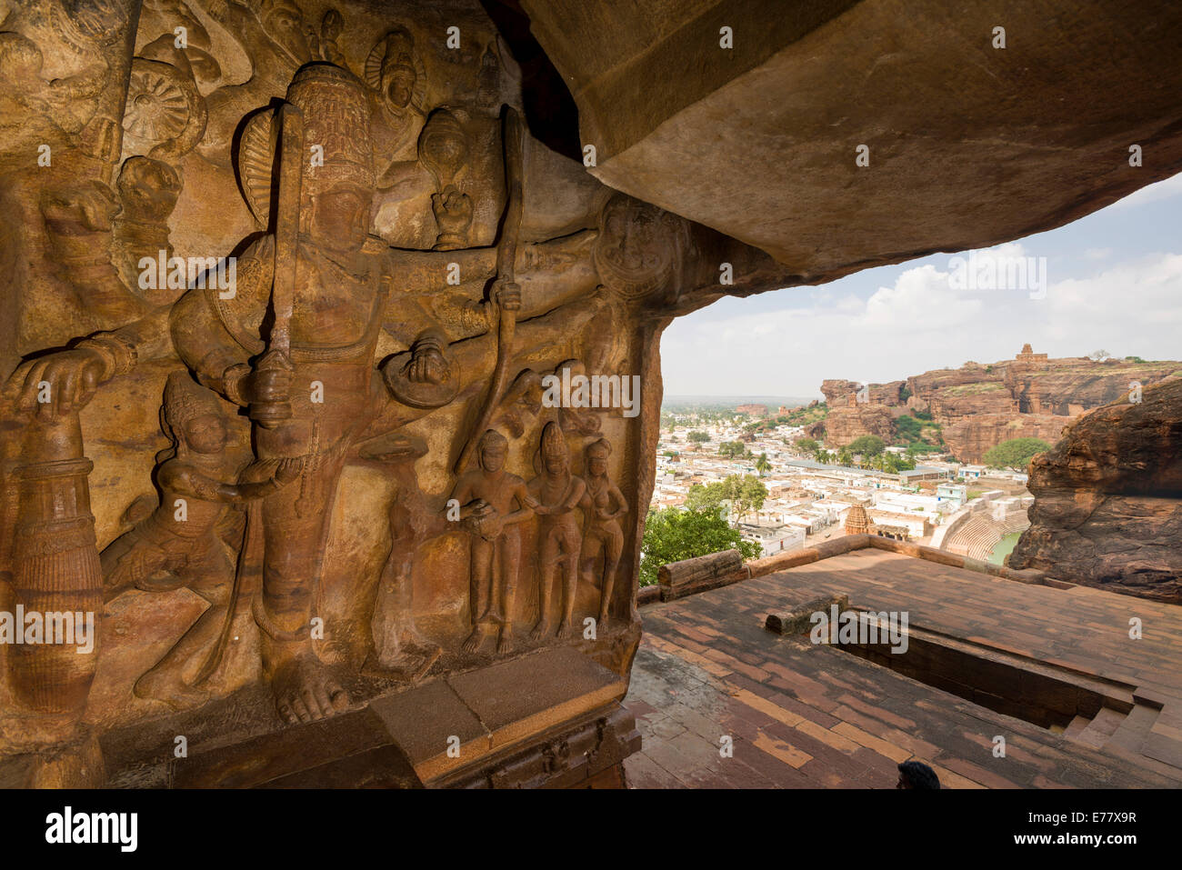 Blick von Badami Höhlen, geschnitzt aus Festgestein im 6. bis 7. Jahrhundert, in Richtung der Stadt, Badami, Karnataka, Indien Stockfoto