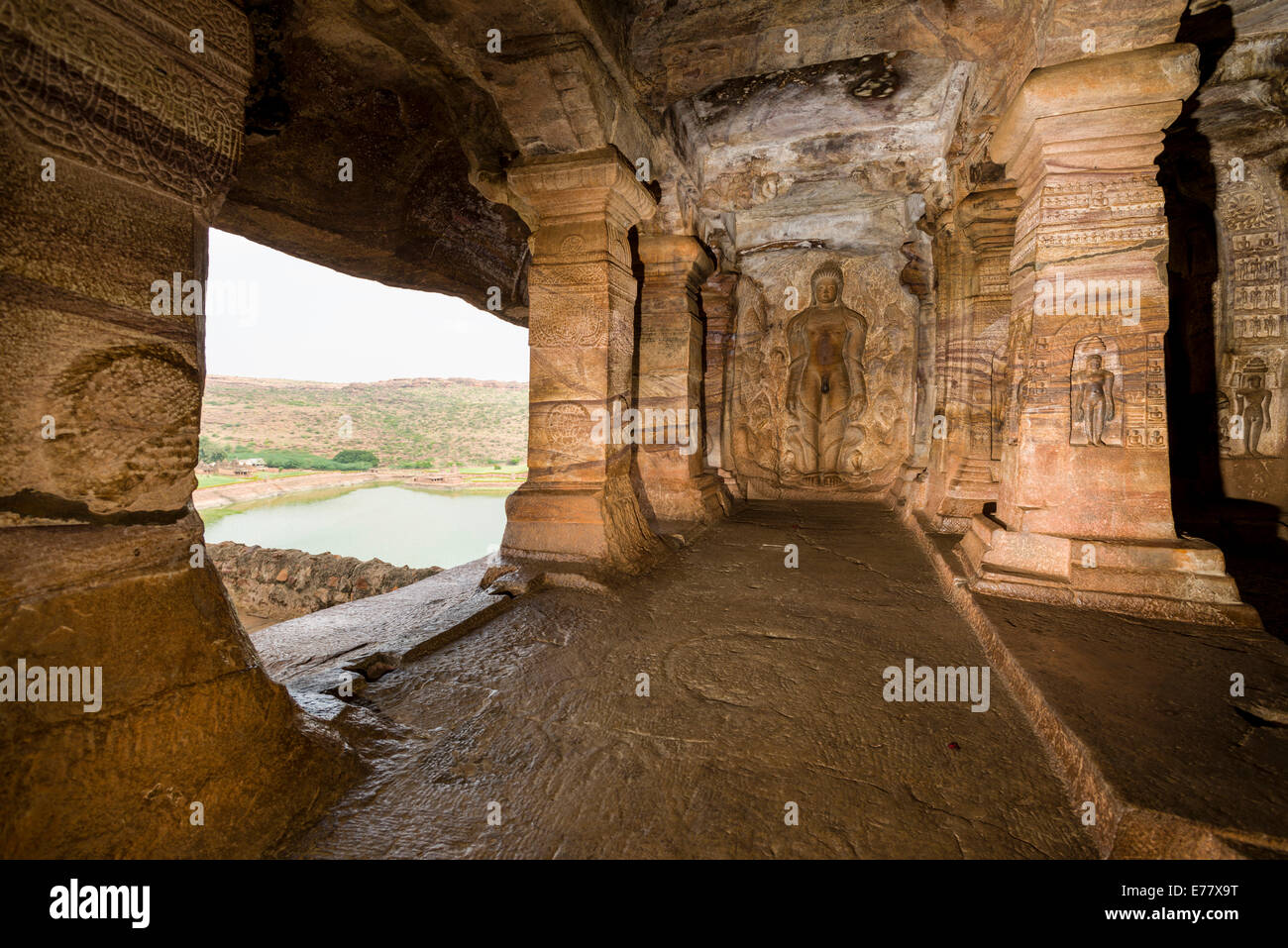 Badami Höhlen, geschnitzt aus Festgestein im 6. bis 7. Jahrhundert geschnitzt aus festem Gestein, Badami, Karnataka, Indien Stockfoto