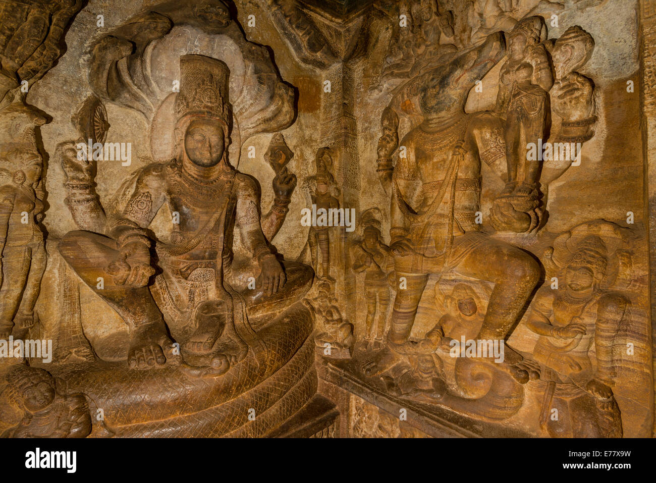 Stein Relief, Badami Höhlen, geschnitzt aus Festgestein im 6. bis 7. Jahrhundert geschnitzt aus festem Gestein, Badami, Karnataka, Indien Stockfoto