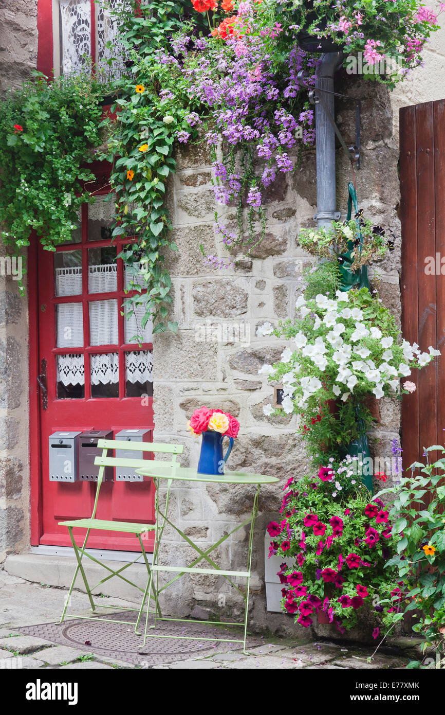Haus mit Blumen, Dinan, Bretagne, Frankreich Stockfoto