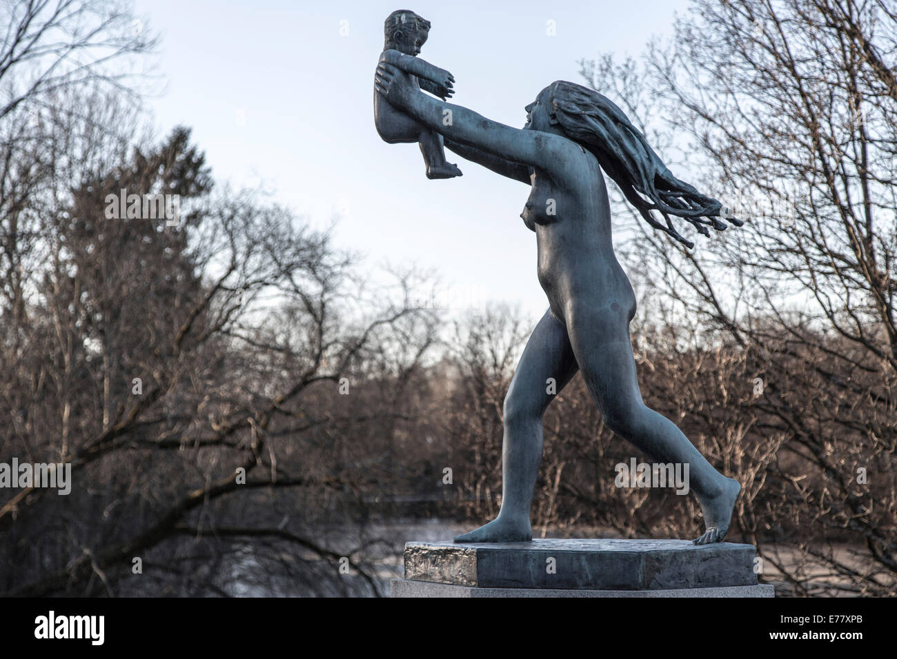 Bronzeskulptur, Mutter hält ihr Kind in der Luft triumphierend, Vigeland Installation, Frogner Park, Oslo, Norwegen Stockfoto