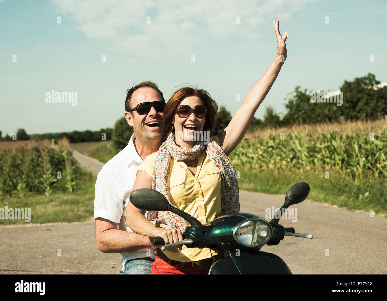 Lächeln, paar fahren mit dem Roller, Mannheim, Baden-Württemberg, Deutschland Stockfoto