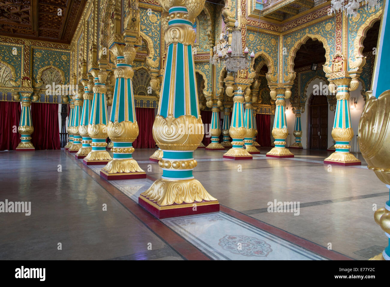 Säulenhalle im Palast von Mysore, Mysore, Karnataka, Indien Stockfoto