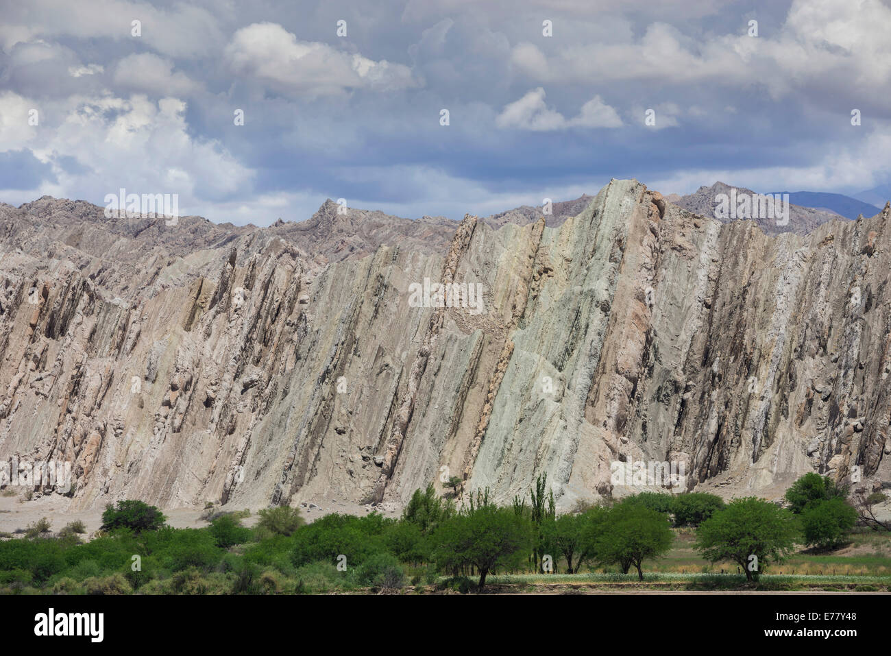 Geologische Formationen von einem trockenen Flußbett im Denkmal natürliche Angastaco, Salta, Argentinien Stockfoto