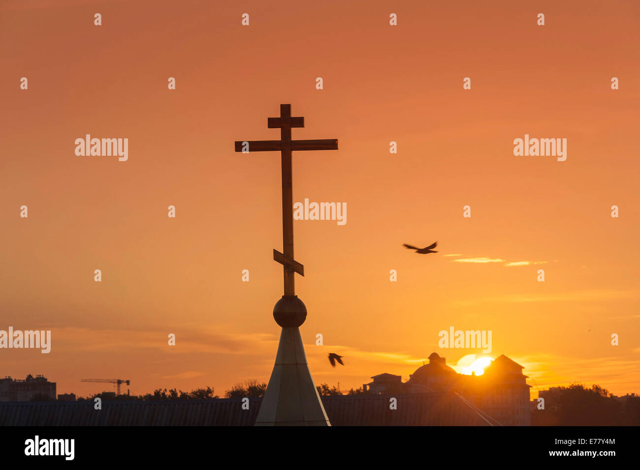 Überqueren der russischen orthodoxen Kirche, Sonnenuntergang, Zentralrajon, Kaliningrad, Oblast Kaliningrad, Russland Stockfoto