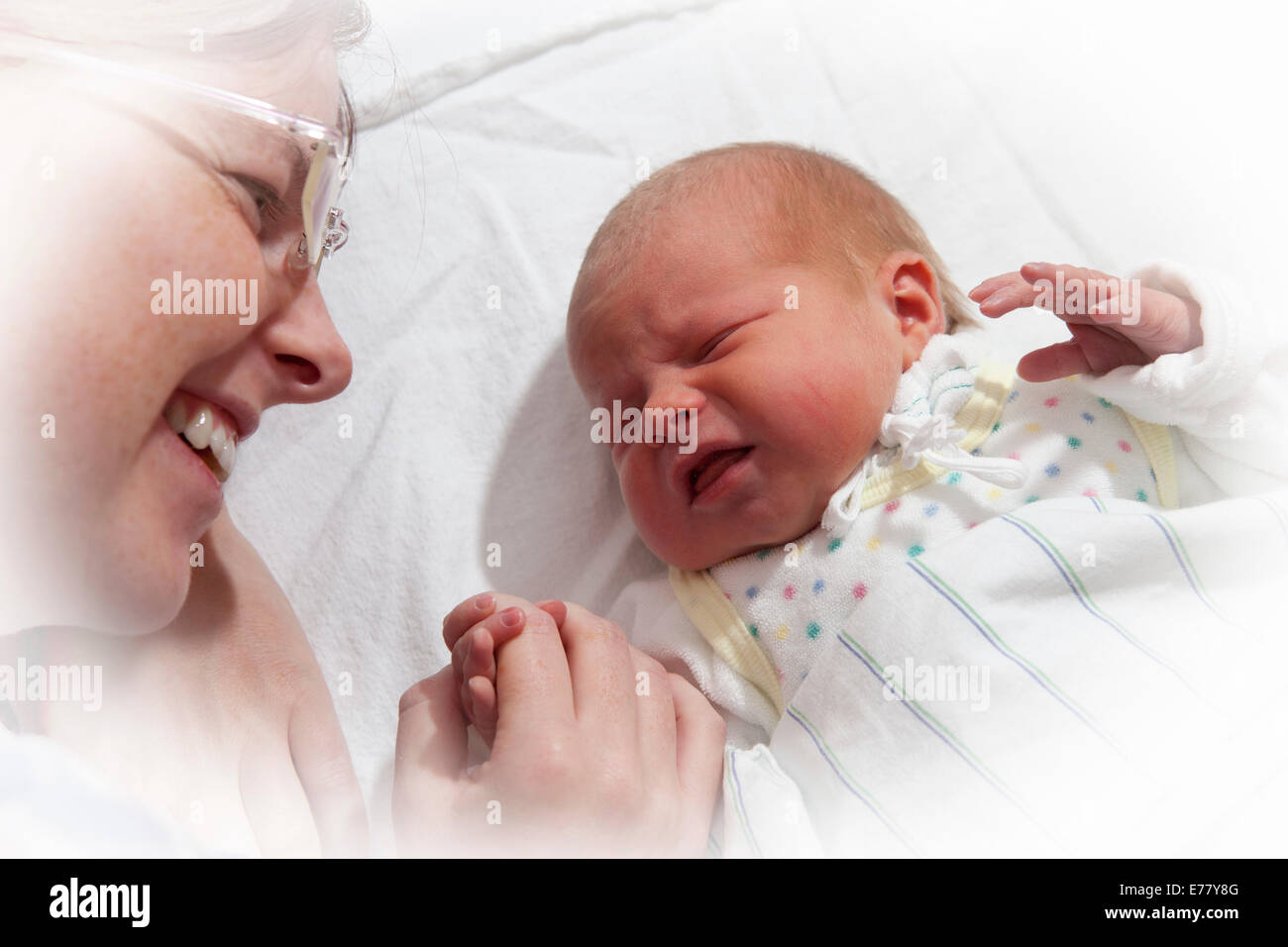 Babymädchen, 2 Tage, mit ihrer Mutter Stockfoto