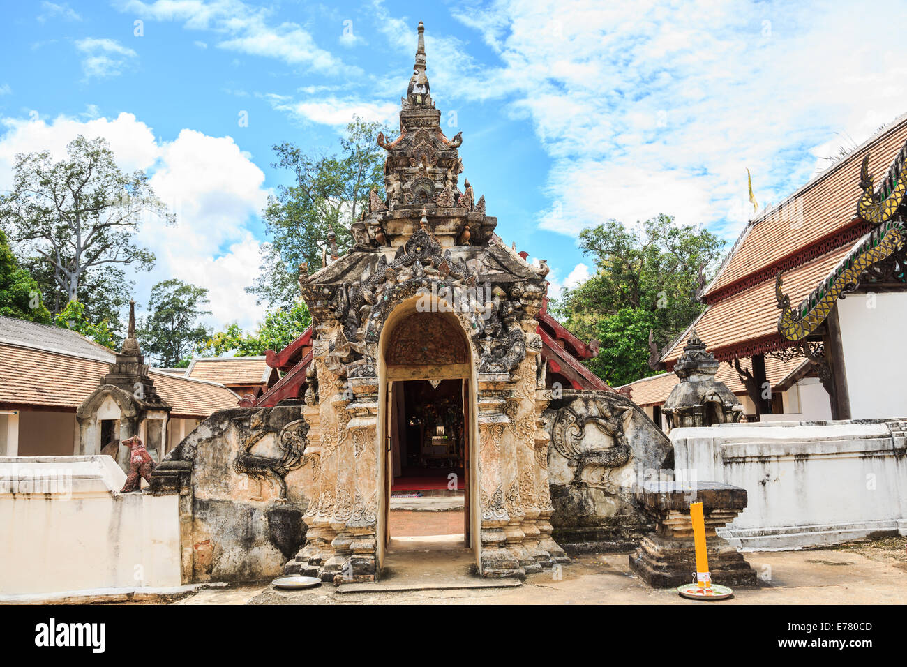 Torbogen zum alten Lanna Stil Tempel in thailand Stockfoto