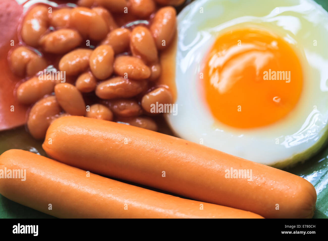 Spiegelei mit Würstchen und Bohnen in Tomatensauce Stockfoto