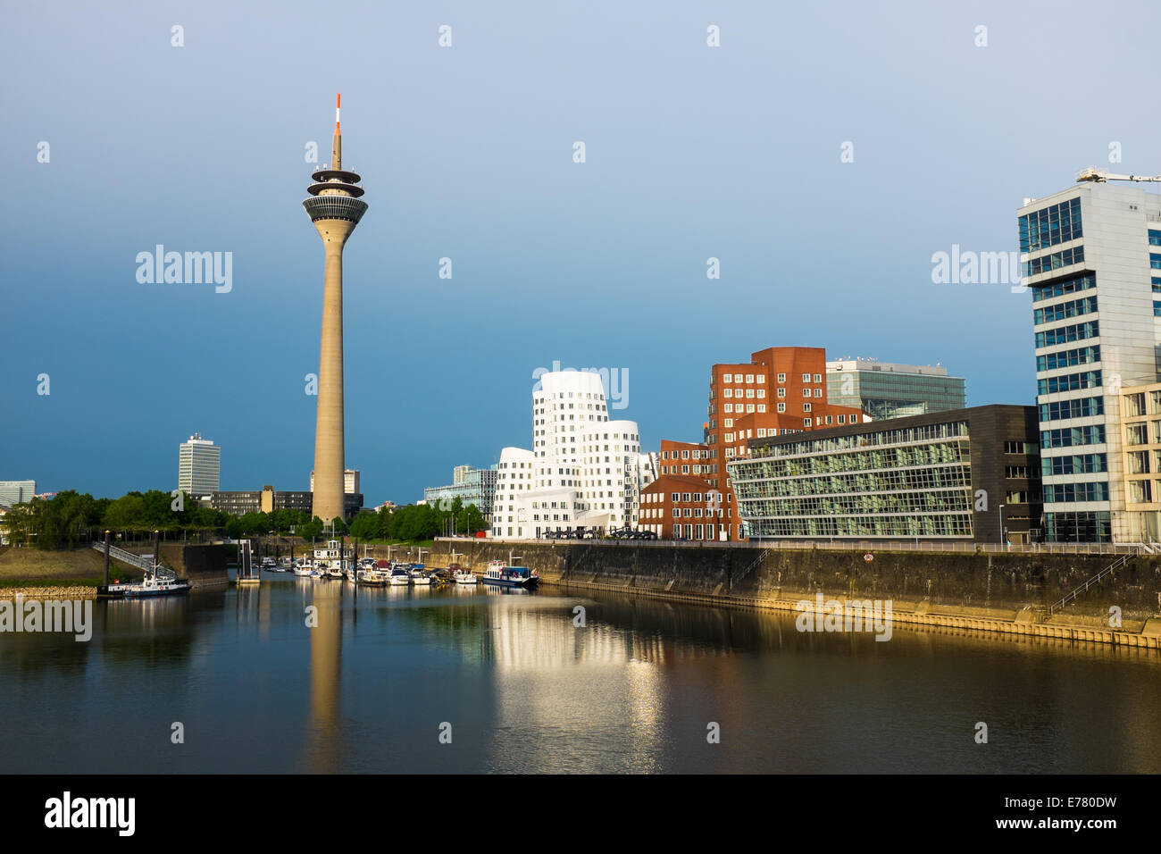 Düsseldorf-Turm mit Gebäuden von Gehry im Medienhafen, Deutschland Stockfoto