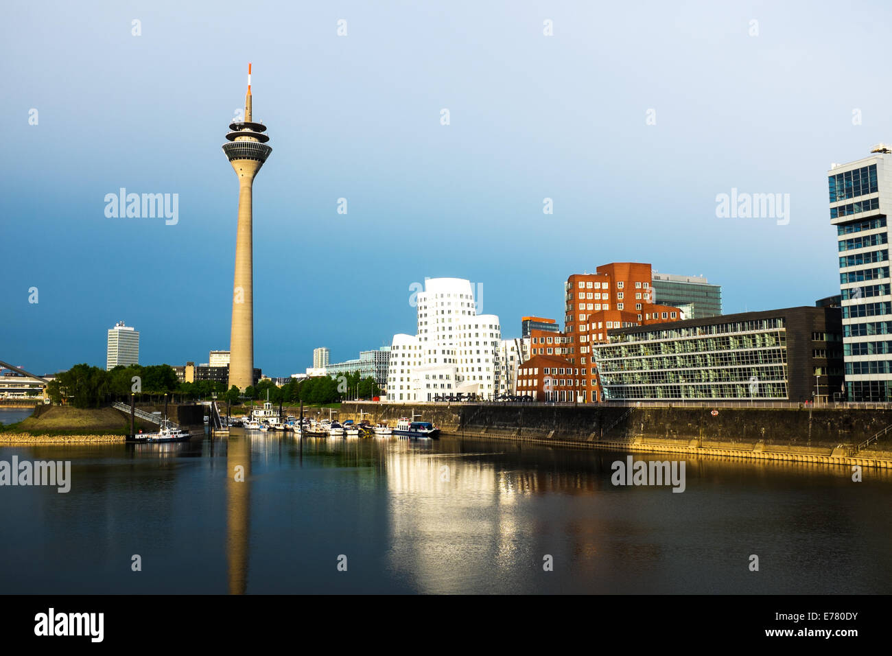 Düsseldorf-Turm mit Gebäuden von Gehry im Medienhafen, Deutschland Stockfoto