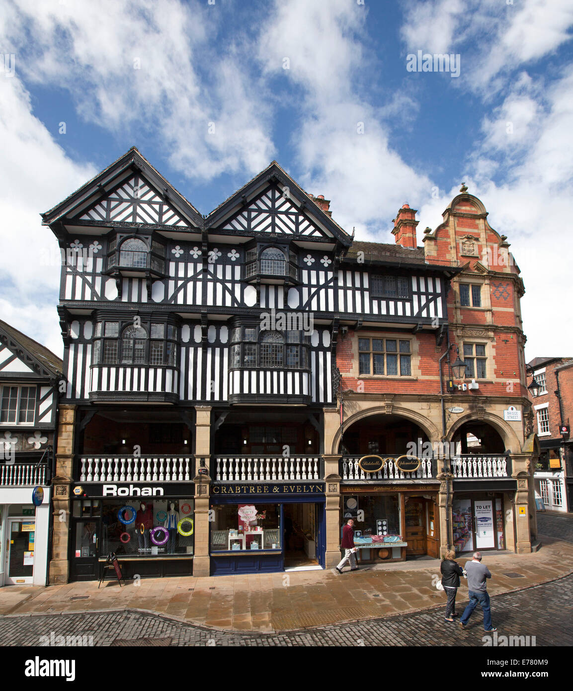 Kultige schwarze & weißen 14. Jahrhundert denkmalgeschützten Gebäuden neben moderneren Strukturen im historischen englischen Stadt Chester Stockfoto