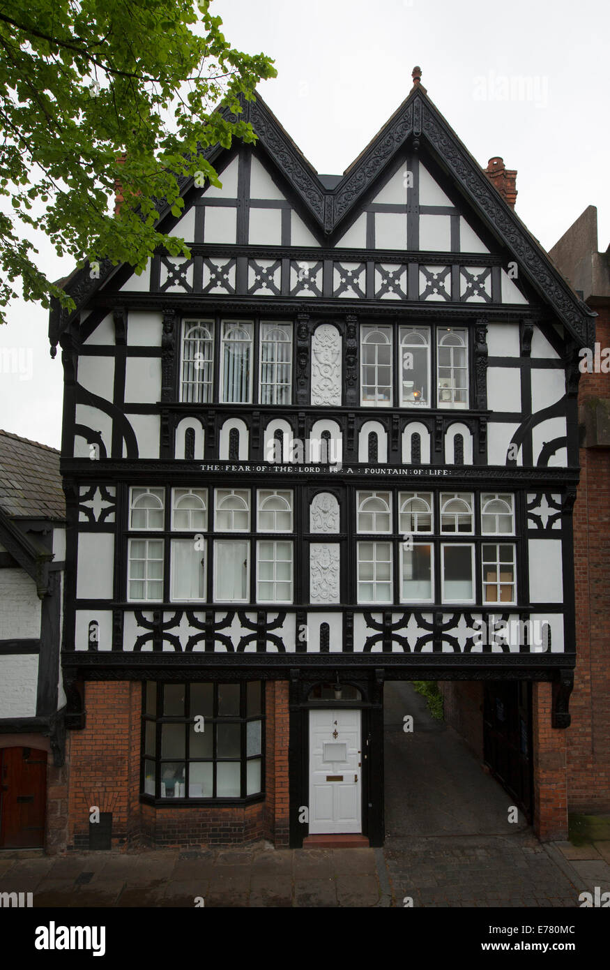 Kultige schwarze & weißen 14. Jahrhundert denkmalgeschützten Gebäuden neben moderneren Strukturen im historischen englischen Stadt Chester Stockfoto