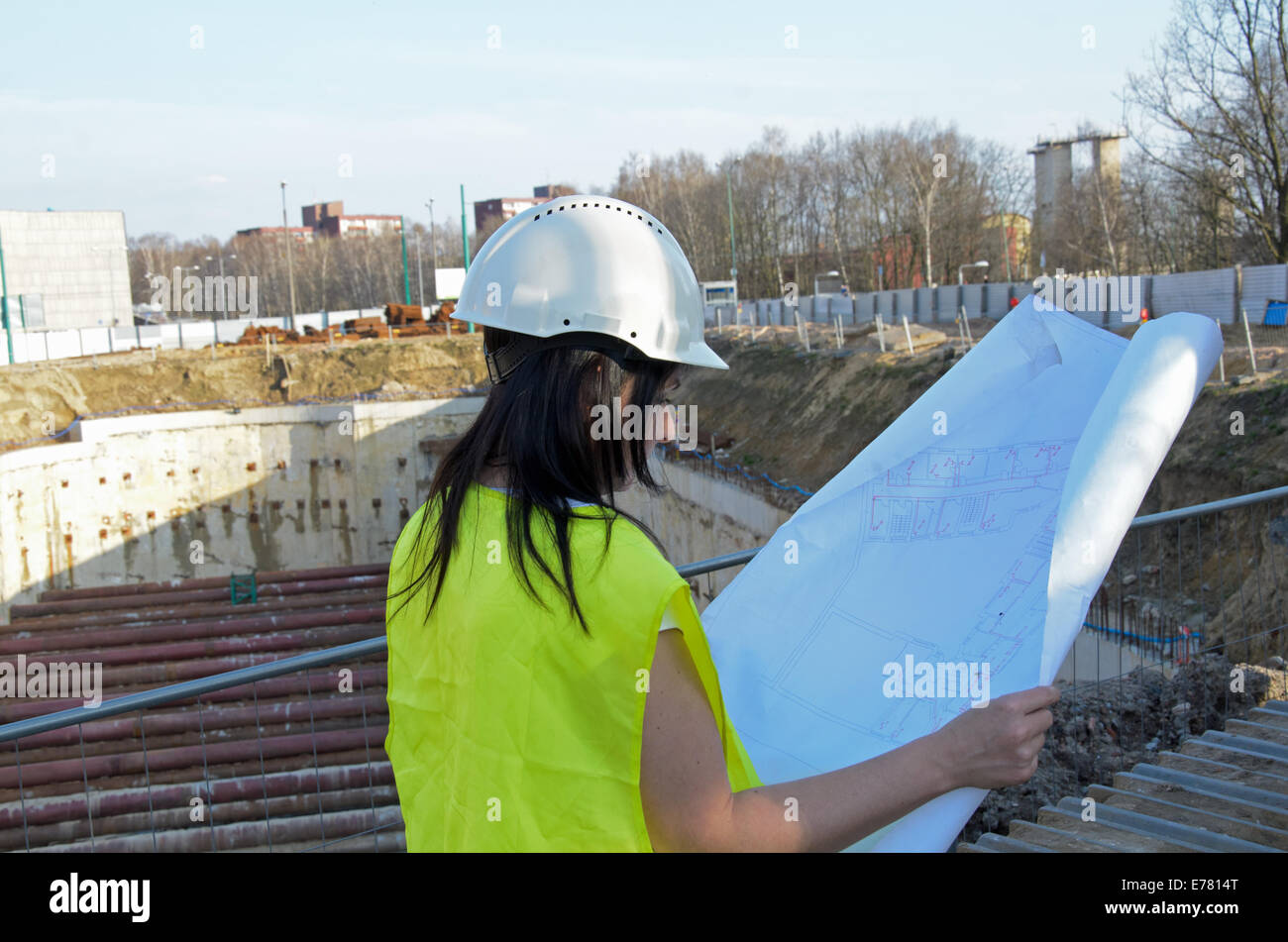 ein Foto von einer jungen Frau Architekt auf der Baustelle des Bauvorhabens Stockfoto