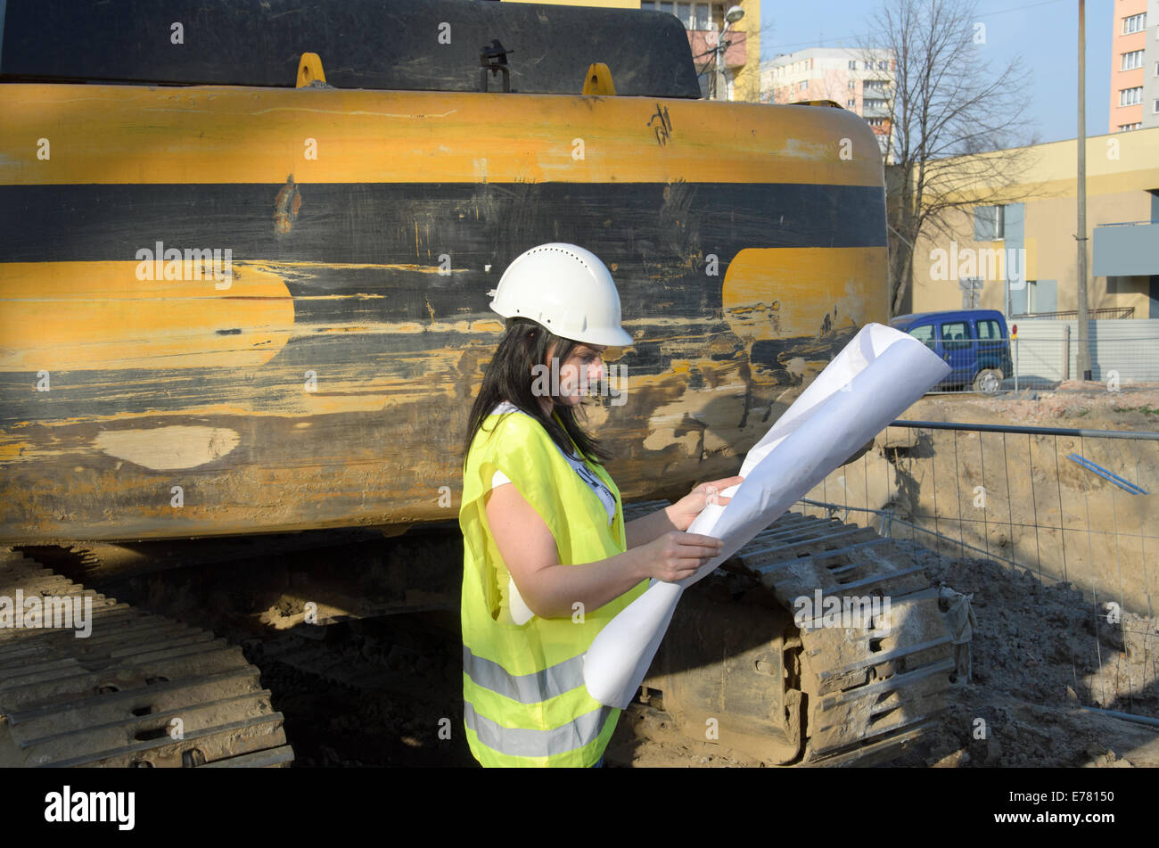 ein Foto von einer jungen Frau Architekt auf der Baustelle des Bauvorhabens Stockfoto