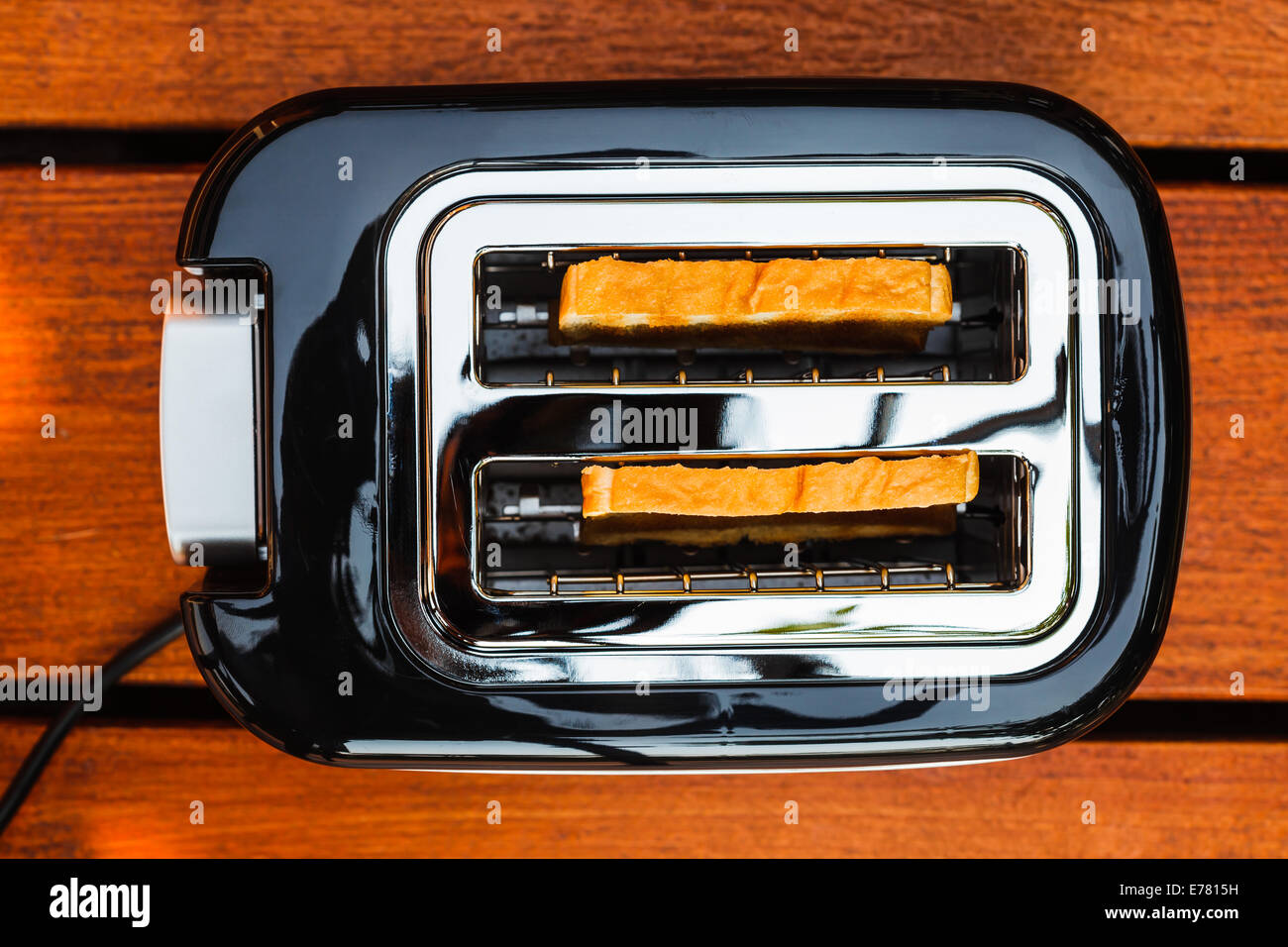 Hohen Winkel Bild der Toaster mit zwei Scheiben Brot Stockfoto