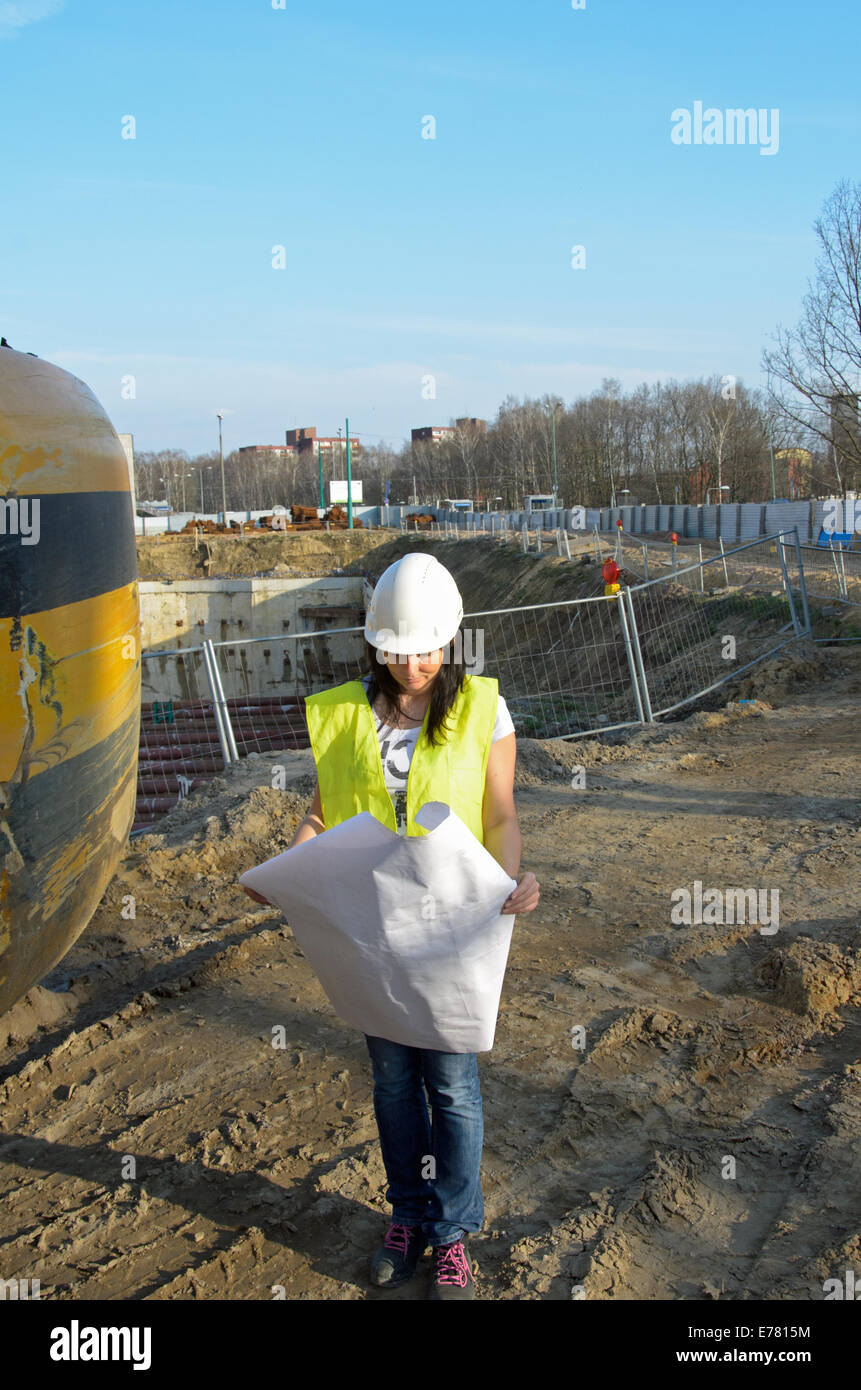 ein Foto von einer jungen Frau Architekt auf der Baustelle des Bauvorhabens Stockfoto