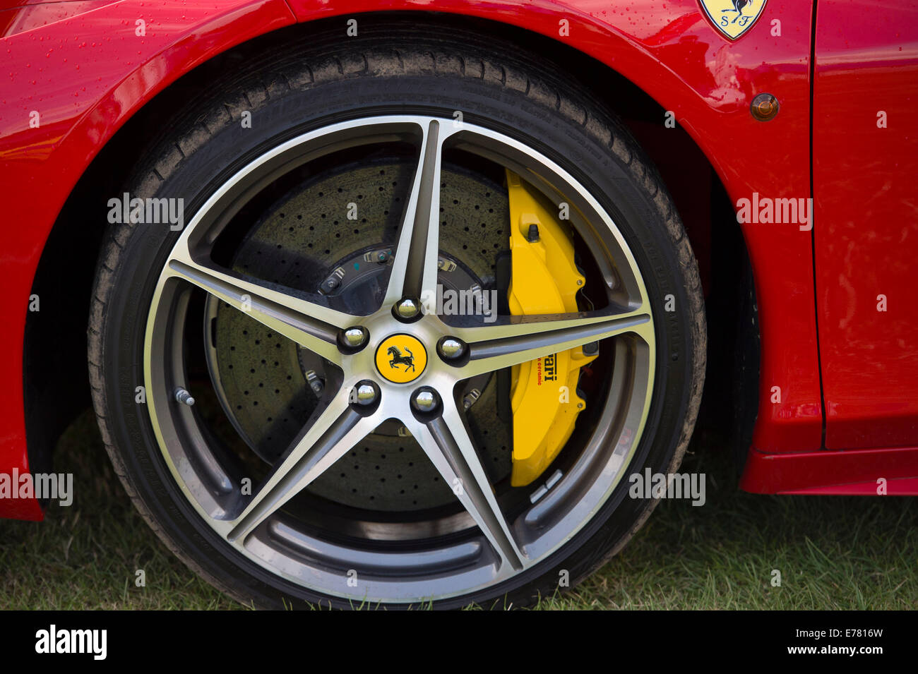Ferrari Felgen auf einem roten Ferrari-Auto. Stockfoto