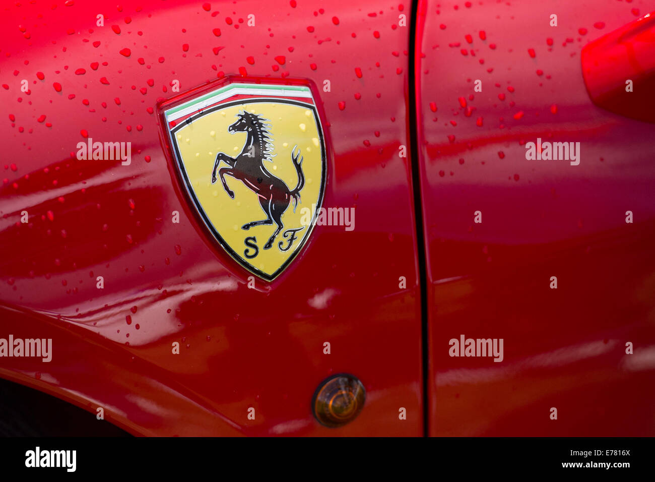 Ferrari Logo auf der Seite der roten Ferrari Auto. Stockfoto