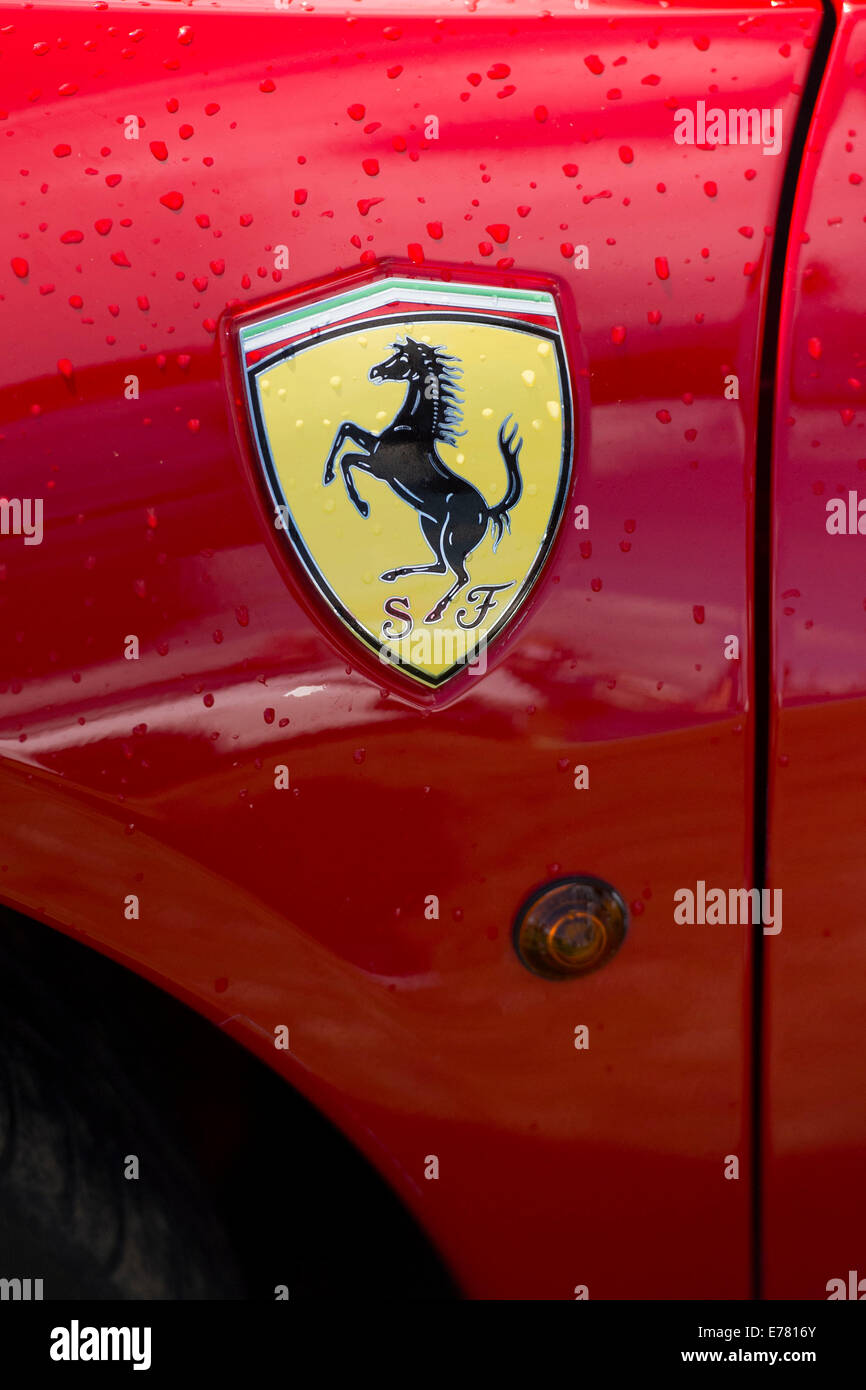 Ferrari Logo Auf Der Seite Der Roten Ferrari Auto Stockfotografie Alamy