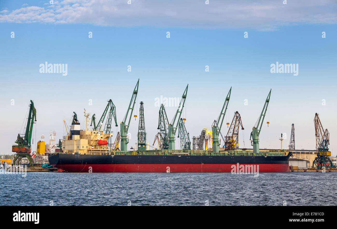 Laden mit Kränen von großen industriellen Frachter im Hafen von Varna Stockfoto