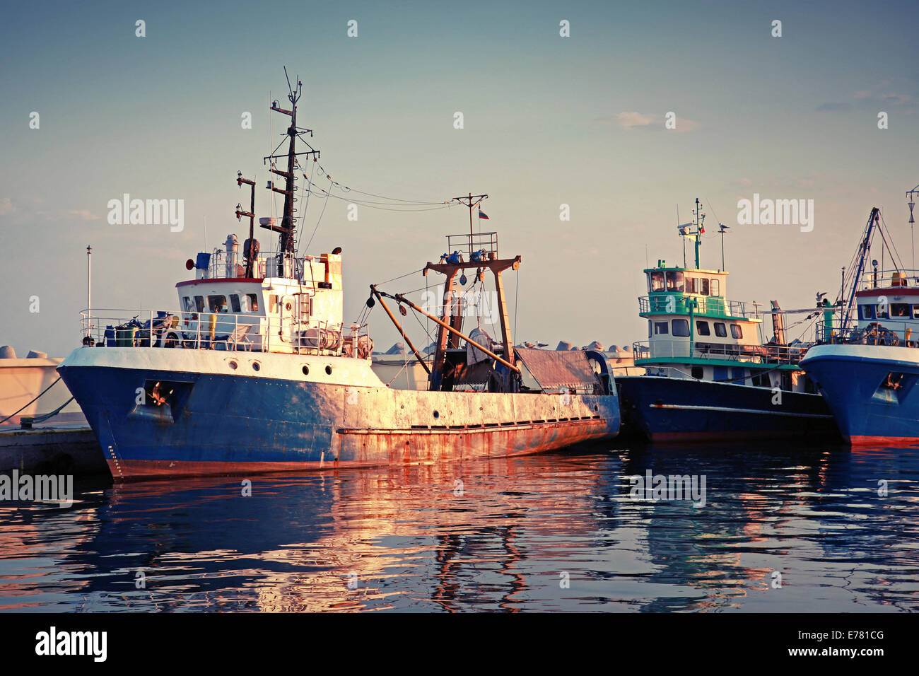 Industrielle Fischerboote sind im Hafen festgemacht. Vintage getönten Foto Stockfoto
