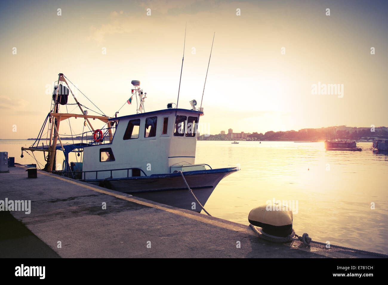 Industrielle Fischerboot ist im Hafen festgemacht. Vintage getönten Foto Stockfoto