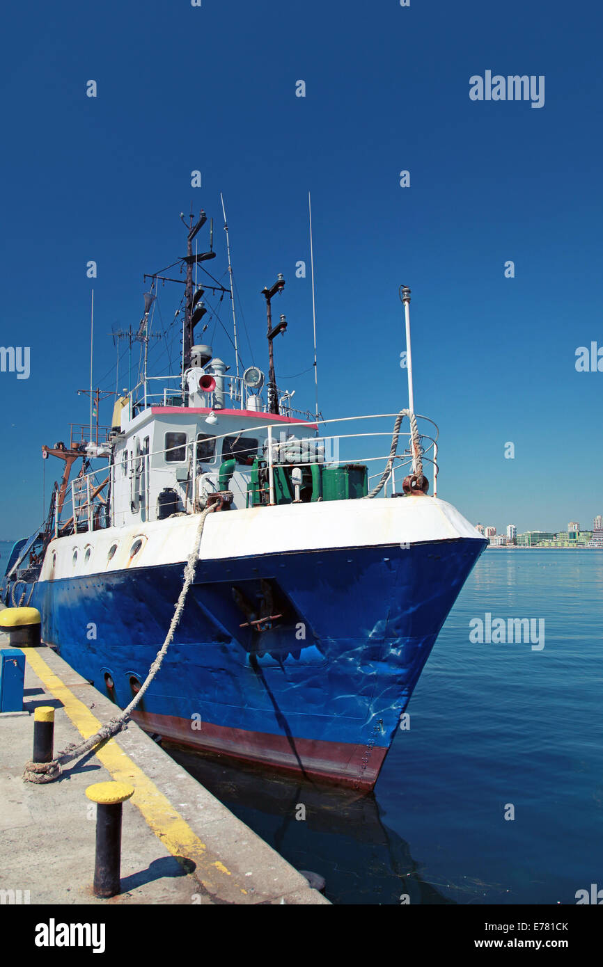 Blauen Fischerboot liegt an der Küste des Schwarzen Meeres in Bulgarien Stockfoto