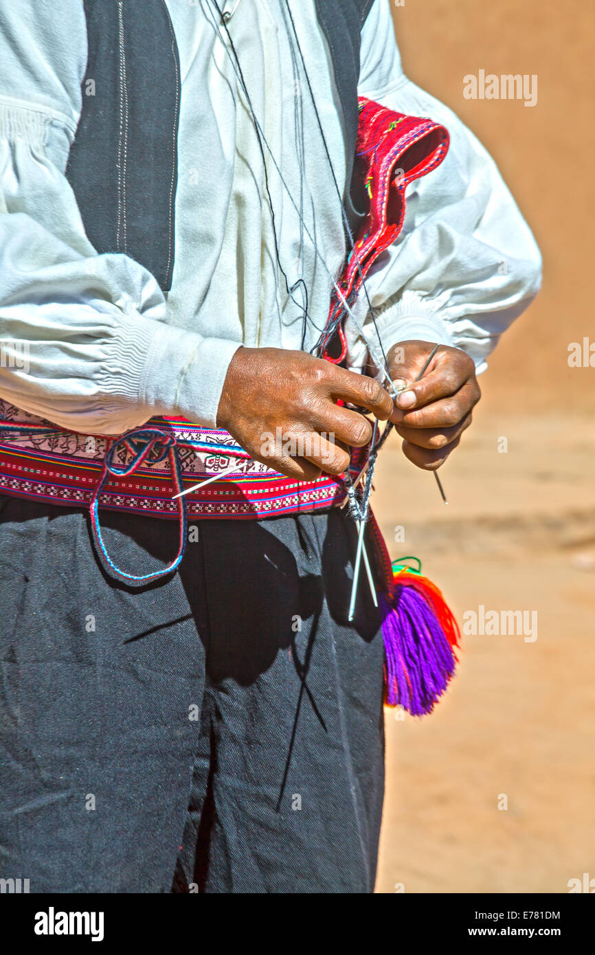 Man stricken einer Mütze die traditionelle Art in Peru Stockfoto