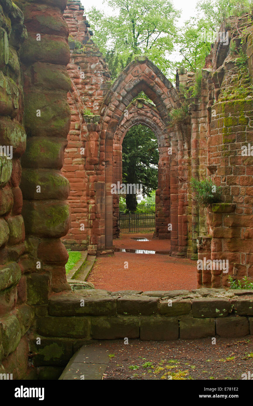 Ruinen der St.-Johannis-Kirche, mit Bögen und Mauern aus rotem Backstein in Smaragd Moos im englischen Stadt Chester beschichtet Stockfoto