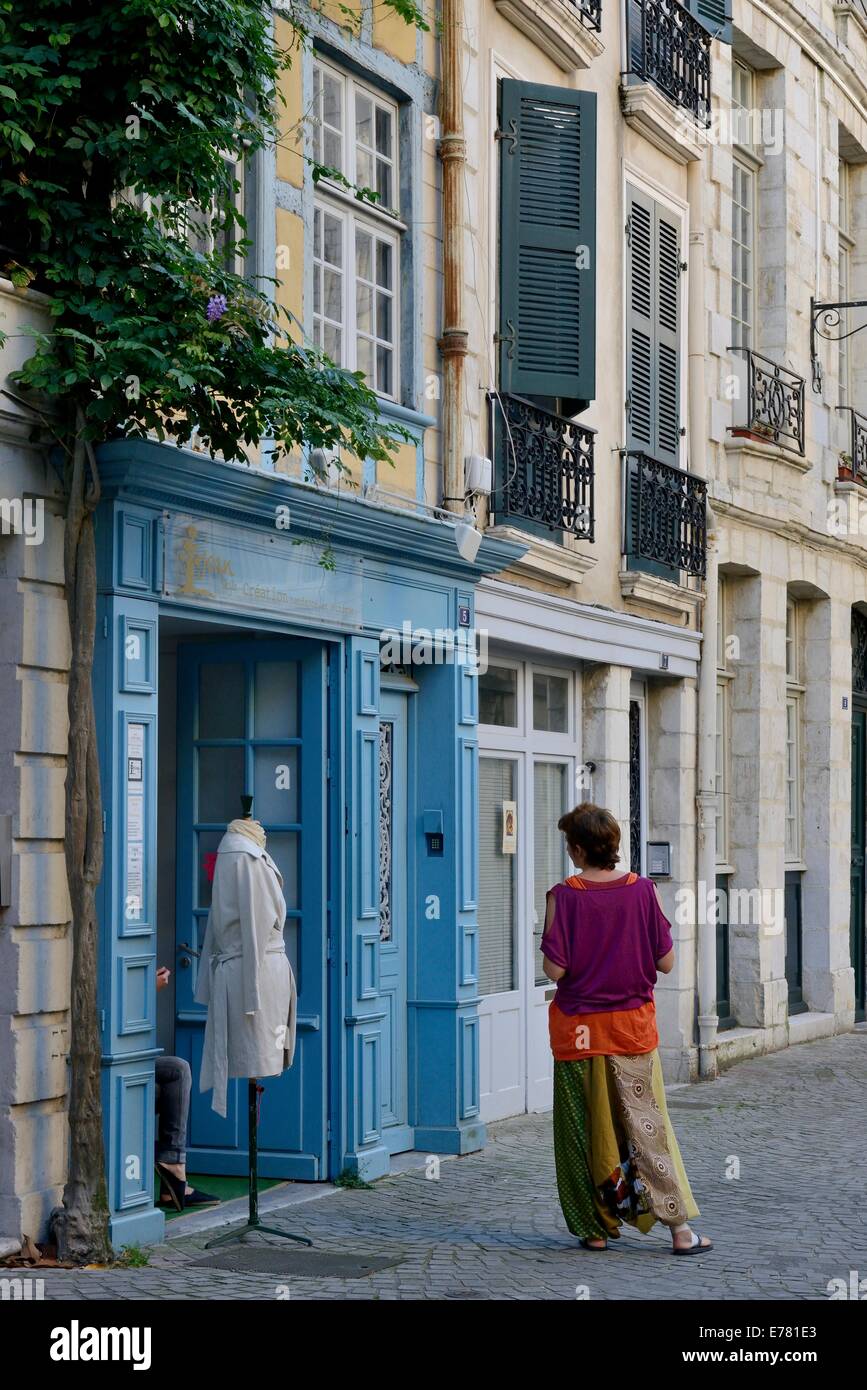 Frankreich, Baskisches Land, Bayonne, eine Modeboutique und die Verkäuferin im alten Teil der Stadt Stockfoto