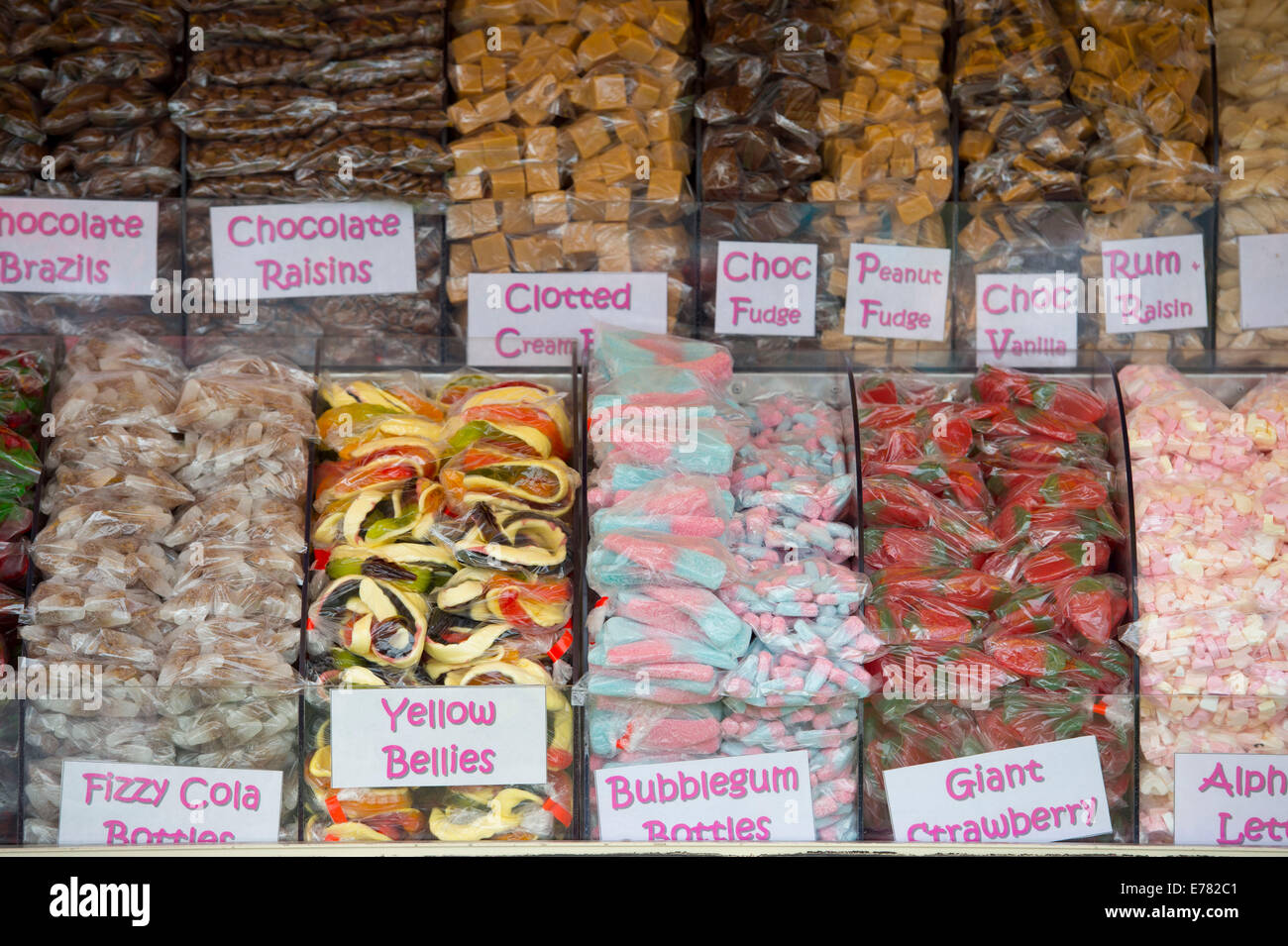 Eine Auswahl von zuckerhaltigen Pick N Mix bunten Süßigkeiten auf dem display Stockfoto