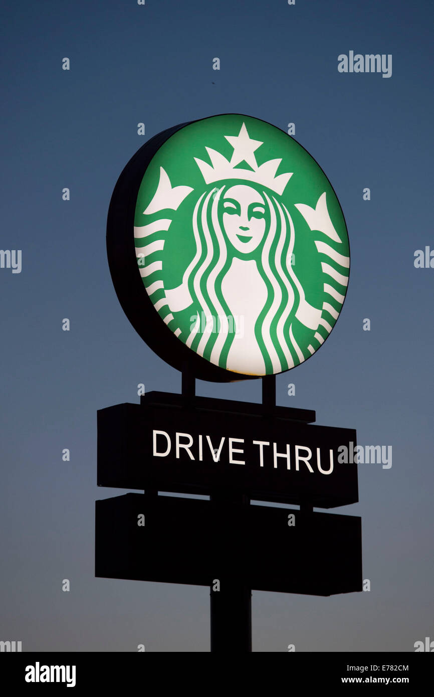 Starbucks Kaffee Fahrt durch Zeichen bei Sonnenuntergang. Stockfoto