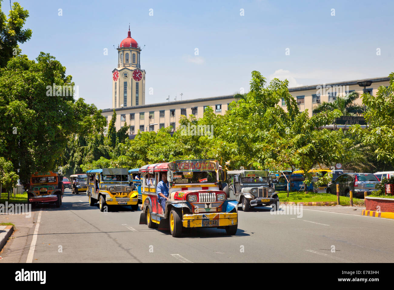 Jeepney eine beliebte öffentliche Verkehrsmittel in Manila, die Hauptstadt der Philippinen. Hintergrund der Straßen ist das Rathaus. Stockfoto