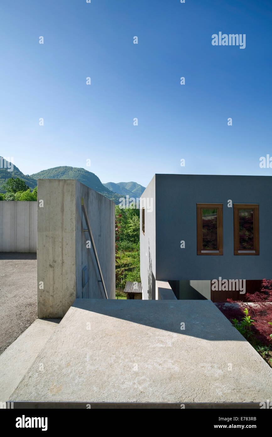 modernes Haus, umgeben von Natur, im freien Stockfoto