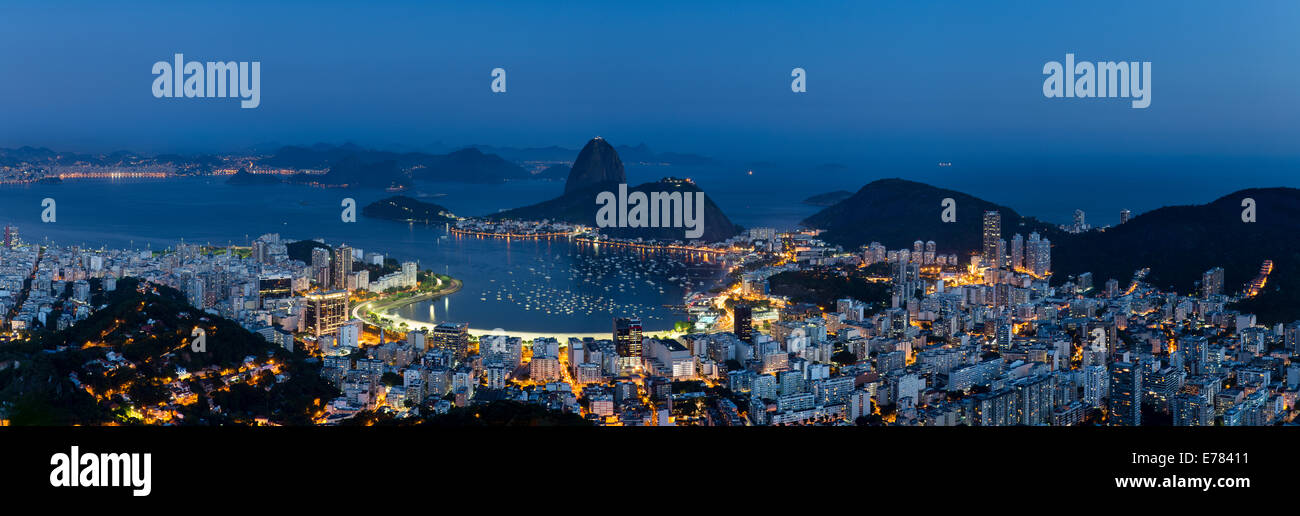 die Bucht, die Stadt und den Zuckerhut in der Abenddämmerung, Rio De Janeiro, Brasilien Stockfoto
