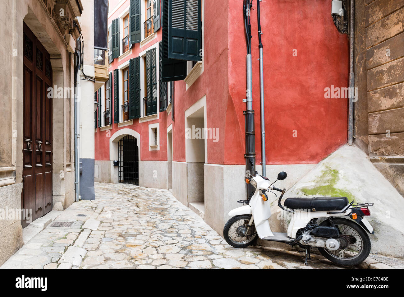 Bunte Gasse in mediterranen Altstadt Stockfoto