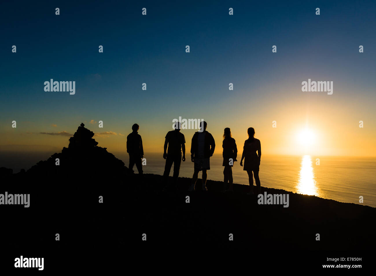 Gruppe von Reisenden bei Sonnenuntergang Stockfoto