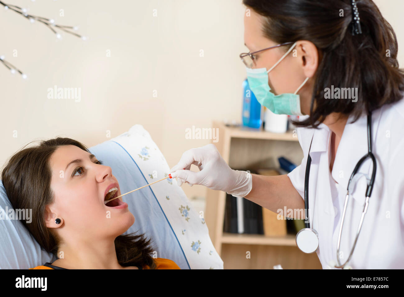 Junge Frau beim Arzt getestet für Schmerzen in der Kehle Stockfoto