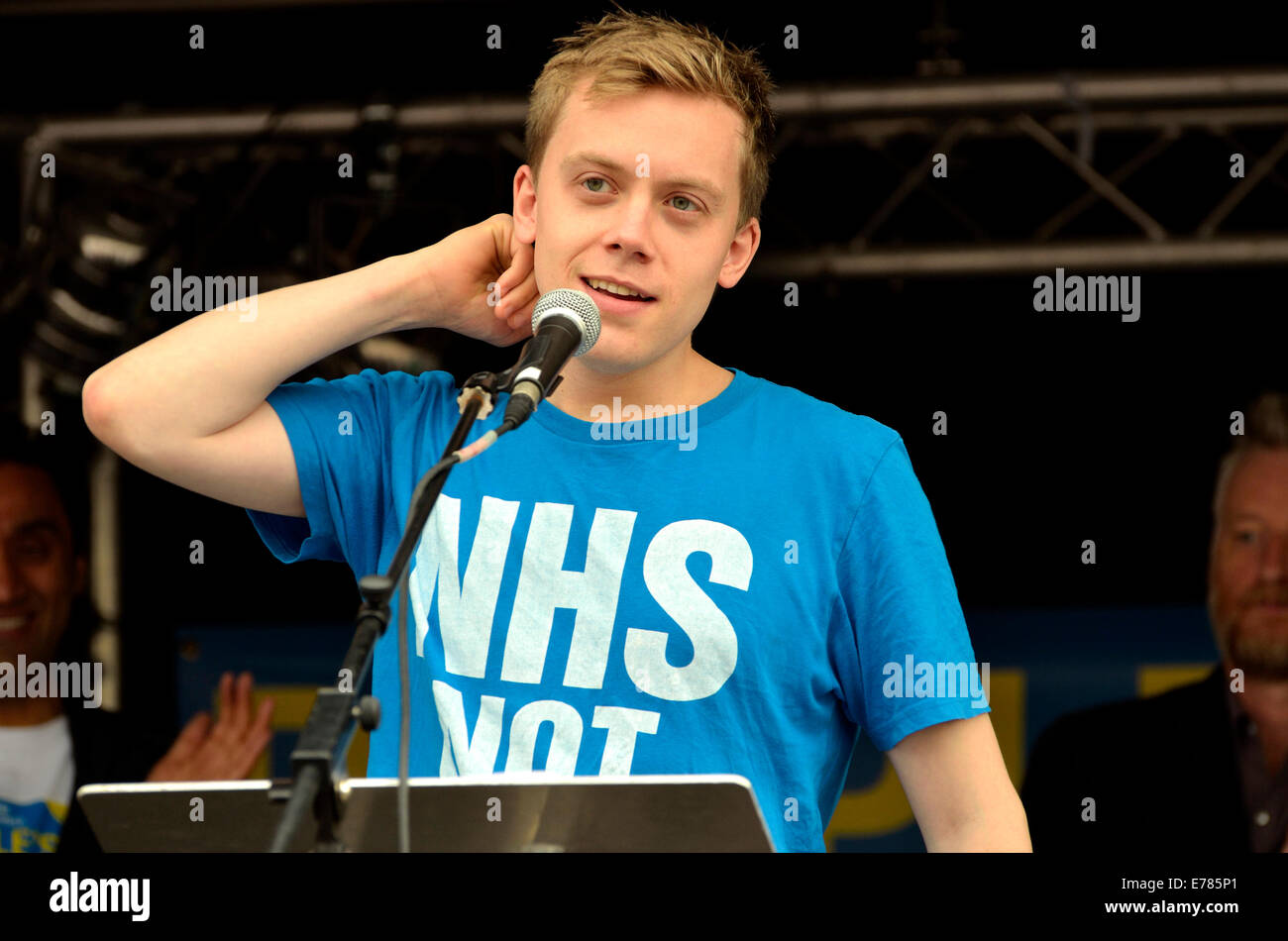 Owen Jones (Journalist, Schriftsteller, linke Aktivistin) spricht bei einer Kundgebung in London gegen Privatisierung des NHS Stockfoto