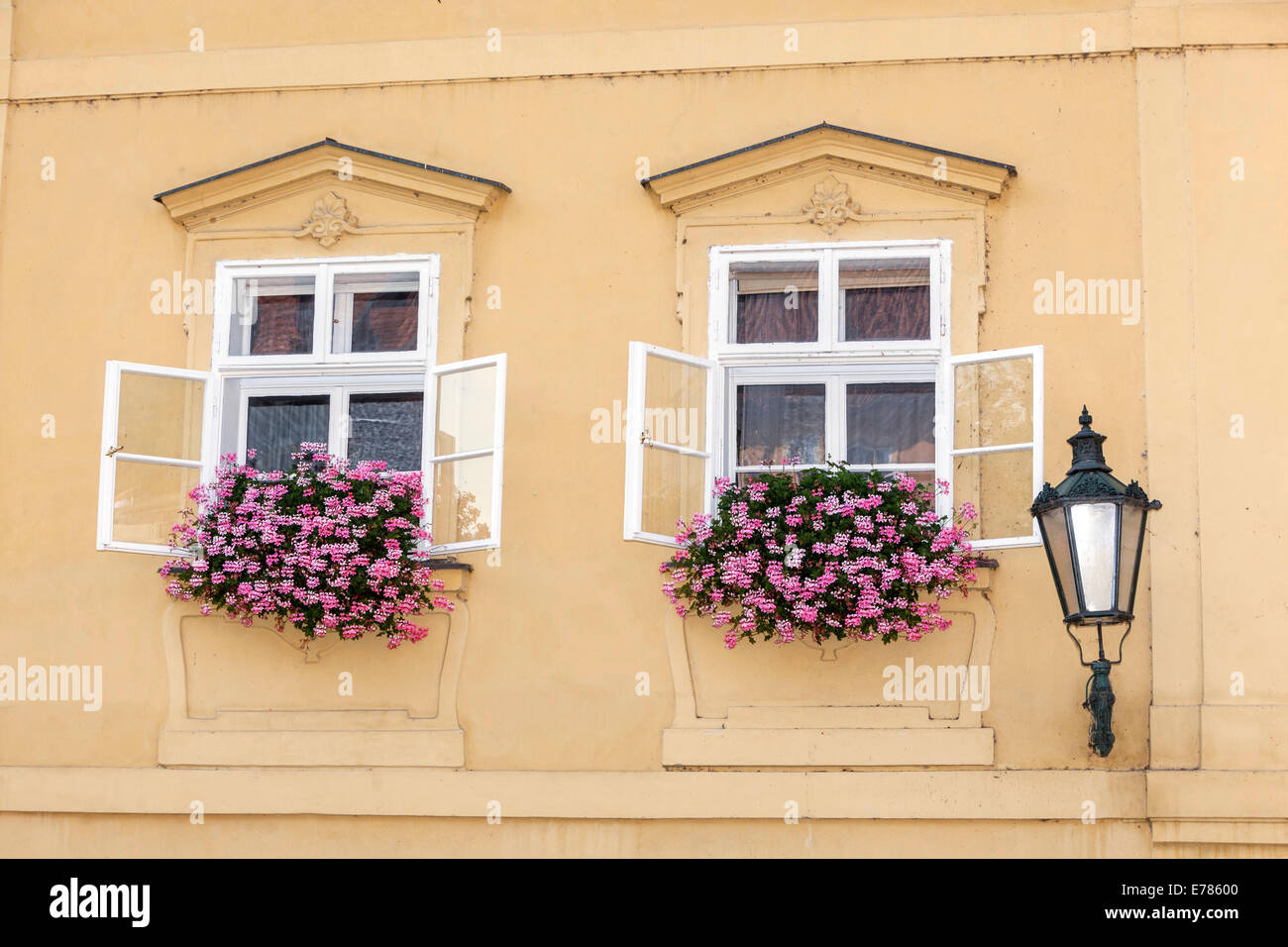 Kampa Insel, Mala Strana Prag, Fenster mit Geranien Prag, Tschechische Republik Stockfoto