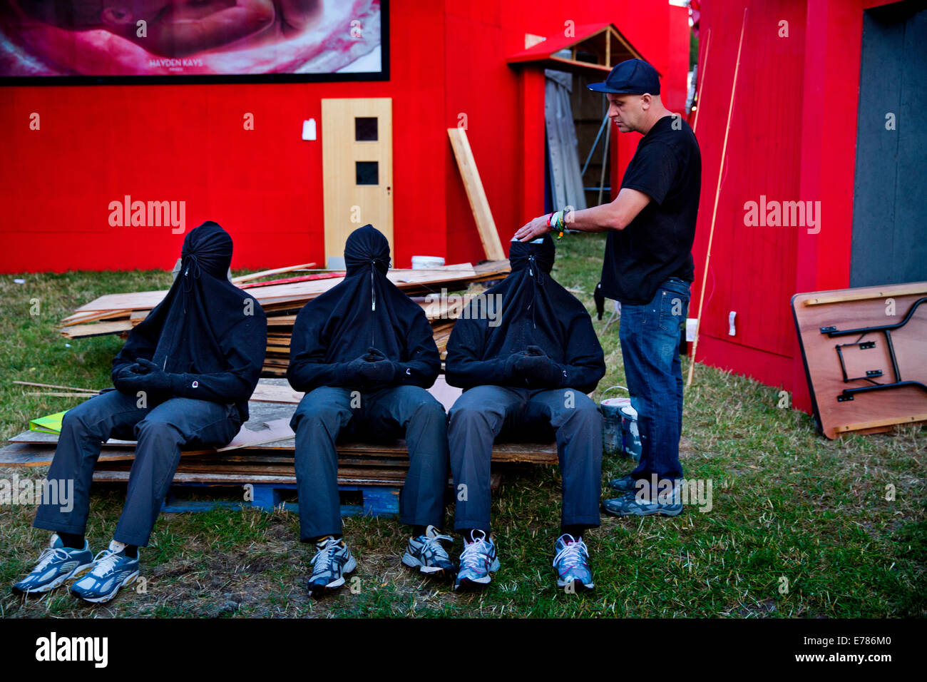 Glastonbury Festival 2014.American Künstler Mark Jenkins, der eine Reihe von Website bestimmte erstellt funktioniert für Shangri-La-Feld Stockfoto