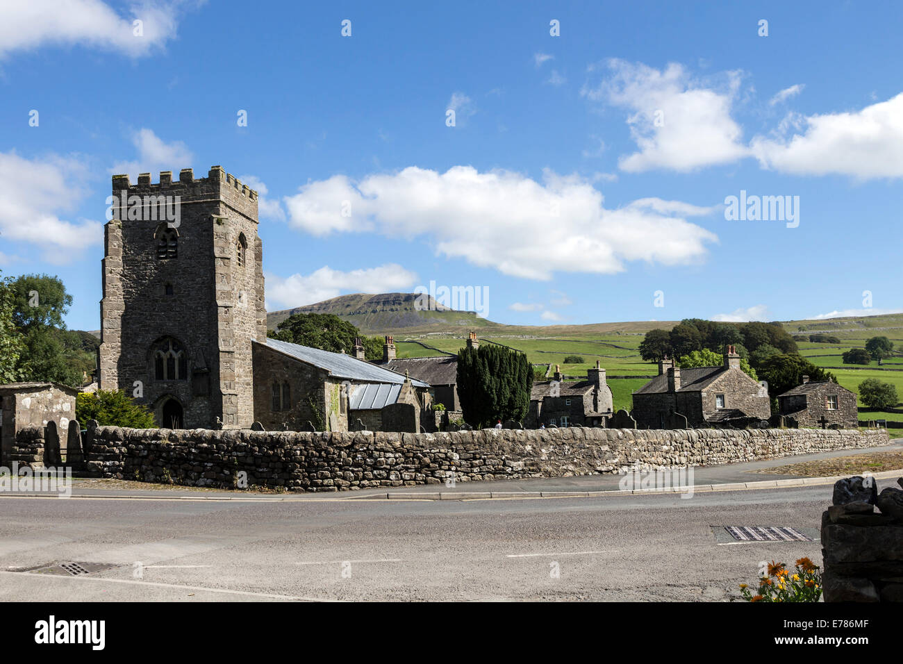 St. Oswald Kirche in dem Dorf Horton in Ribblesdale mit Penyghent (Pen-y-Gent) im Hintergrund Yorkshire Dales England Stockfoto
