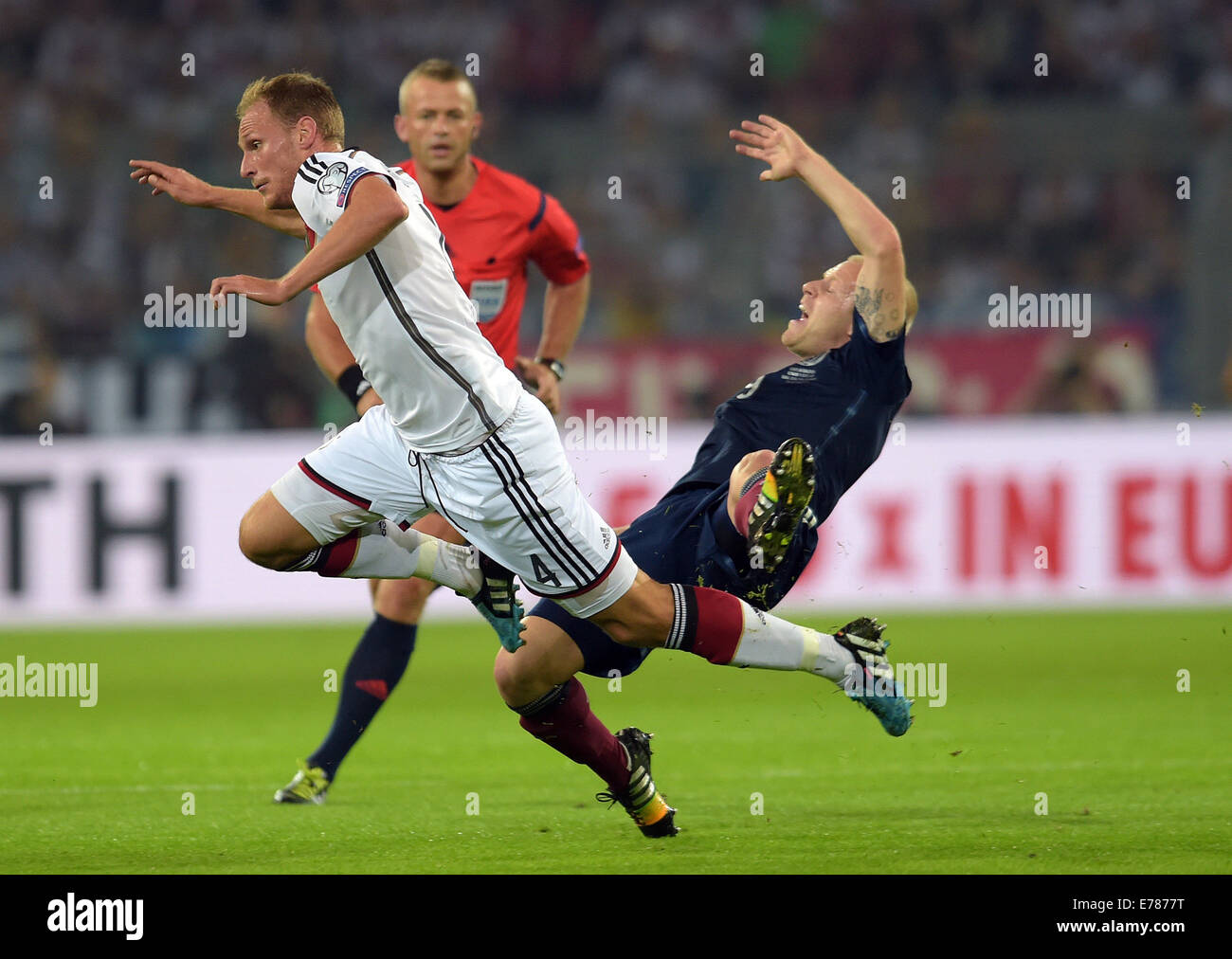 Deutschlands Benedikt Hoewedes und Schottlands Steven Naismith (R) wetteifern um die Kugel während der UEFA EURO 2016 Gruppe D Fußball-Qualifikationsspiel zwischen Deutschland und Schottland in Dortmund, Deutschland, 7. September 2014. Deutschland gewann 2: 1. Foto: Federico Gambarini/dpa Stockfoto