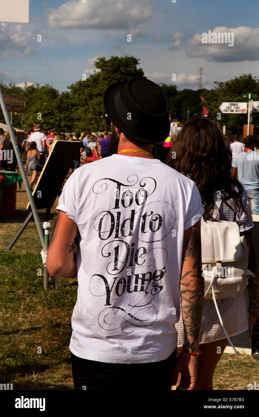 "Zu alt, um jung zu sterben"-t-Shirt getragen auf dem Glastonbury Festival. Stockfoto